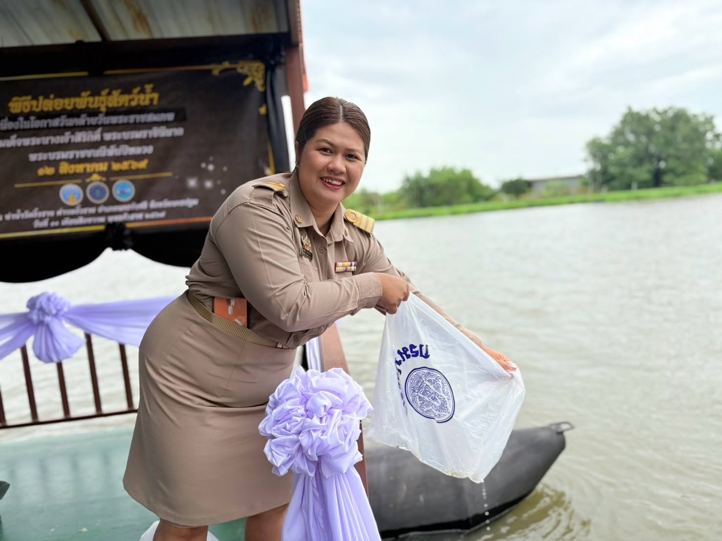 title - ส.ป.ก.นครปฐม เข้าร่วมพิธีปล่อยพันธุ์สัตว์น้ำ เนื่องในโอกาสวันคล้ายวันพระราชสมภพ สมเด็จพระนางเจ้าสิริกิติ์ พระบรมราชินีนาถ พระบรมราชชนนีพันปีหลวง